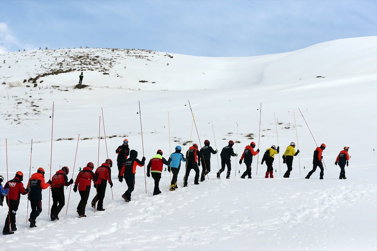 Kayseri'de, Erciyes Kayak Merkezi'nde çeşitli kurum ve kuruluşlar ile STK'lerden 171 personelin...