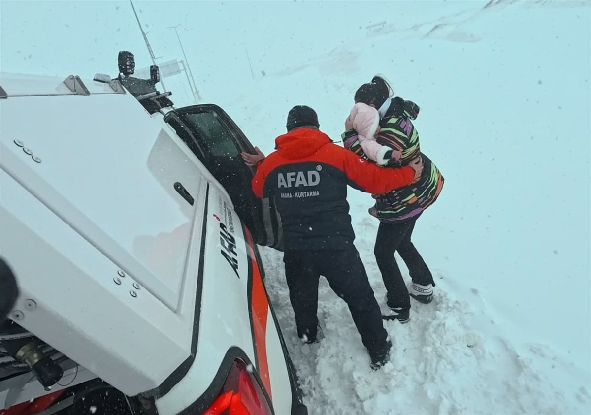 Kayseri'de Erciyes Kayak Merkezi'ne ulaşım sağlayan yolda yoğun kar yağışı nedeniyle araçlarında...