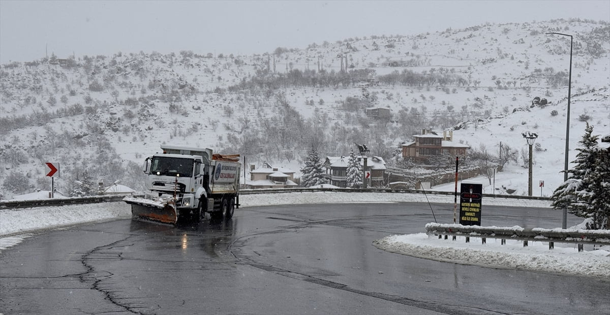Kayseri'de Erciyes Kayak Merkezi'ne ulaşımı sağlayan Kayseri-Develi kara yolu, yoğun kar yağışı...