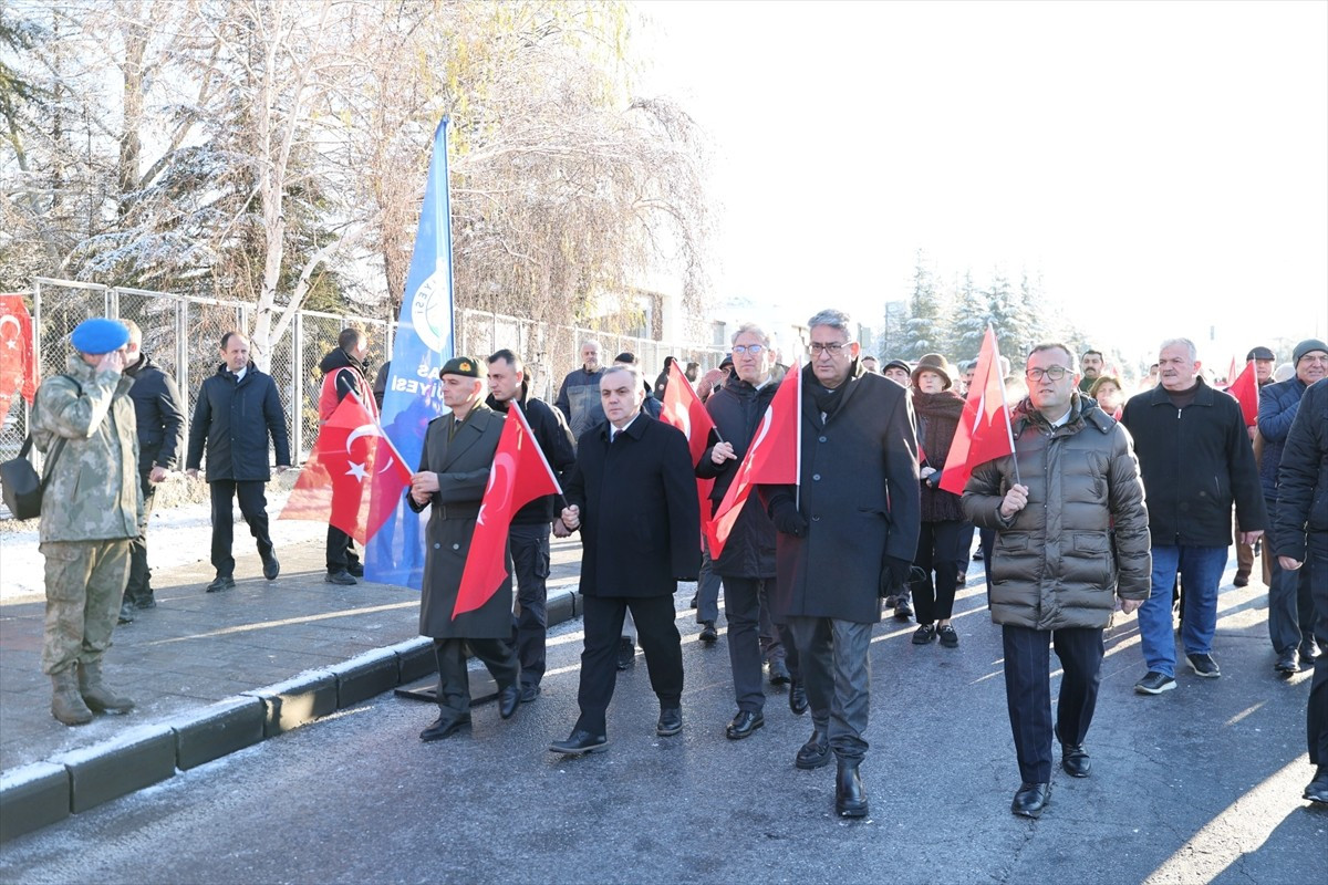 Kayseri'de Erciyes Üniversitesi (ERÜ) akademisyenleri, 17 Aralık 2016'da düzenlenen terör...