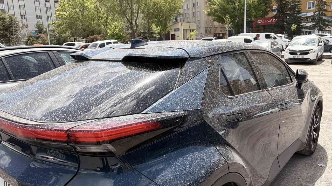 KAYSERİ'DE ETKİLİ OLAN ÇAMURLU YAĞMUR YAĞIŞI ARAÇLARI YOĞUN KİRE MARUZ BIRAKIRKEN, OTO...