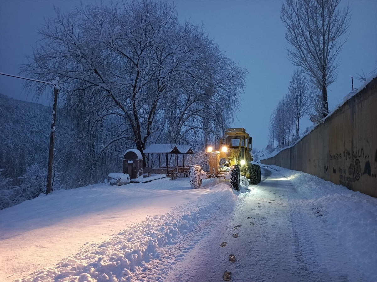 Kayseri'de etkili olan kar yağışı nedeniyle kapanan 195 mahalle yolu ulaşıma açıldı.