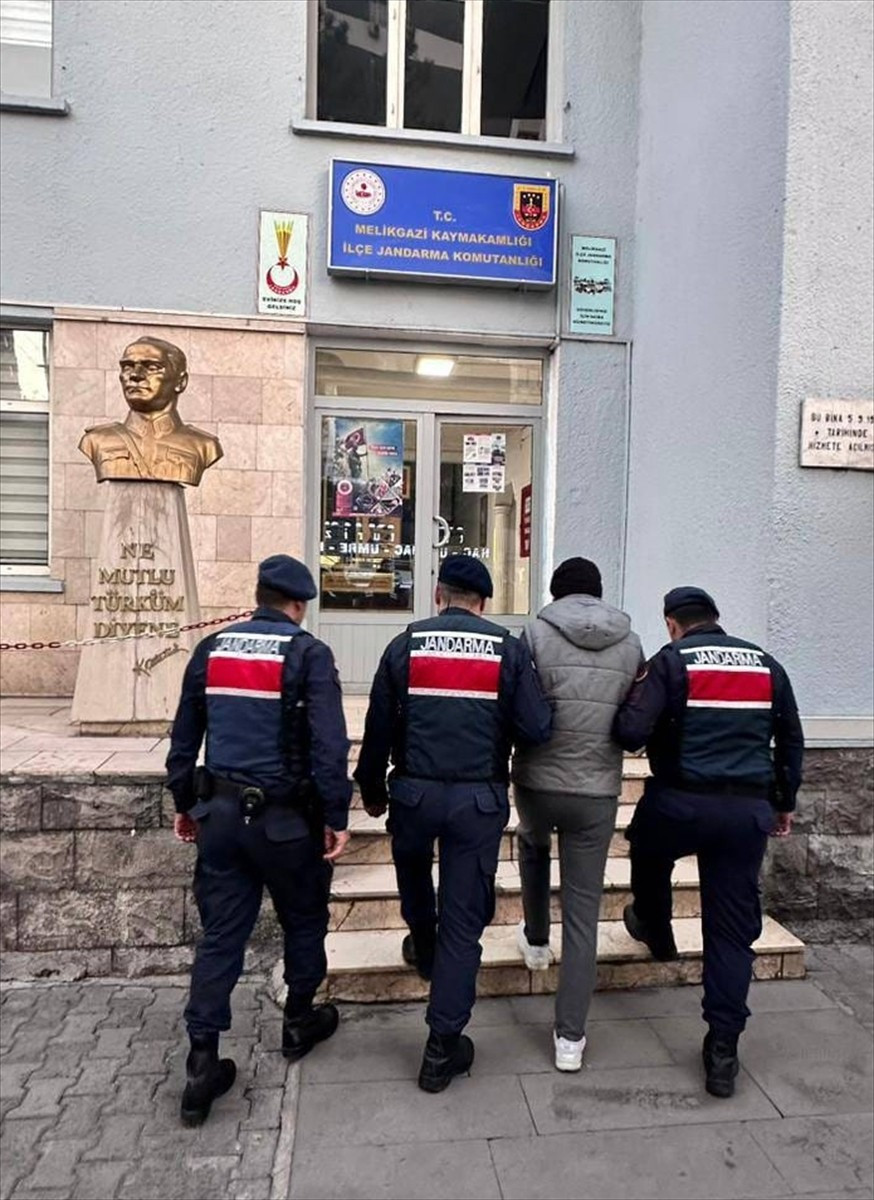 Kayseri'de Fetullahçı Terör Örgütü'ne (FETÖ) üye olmak suçundan aranan hükümlü...