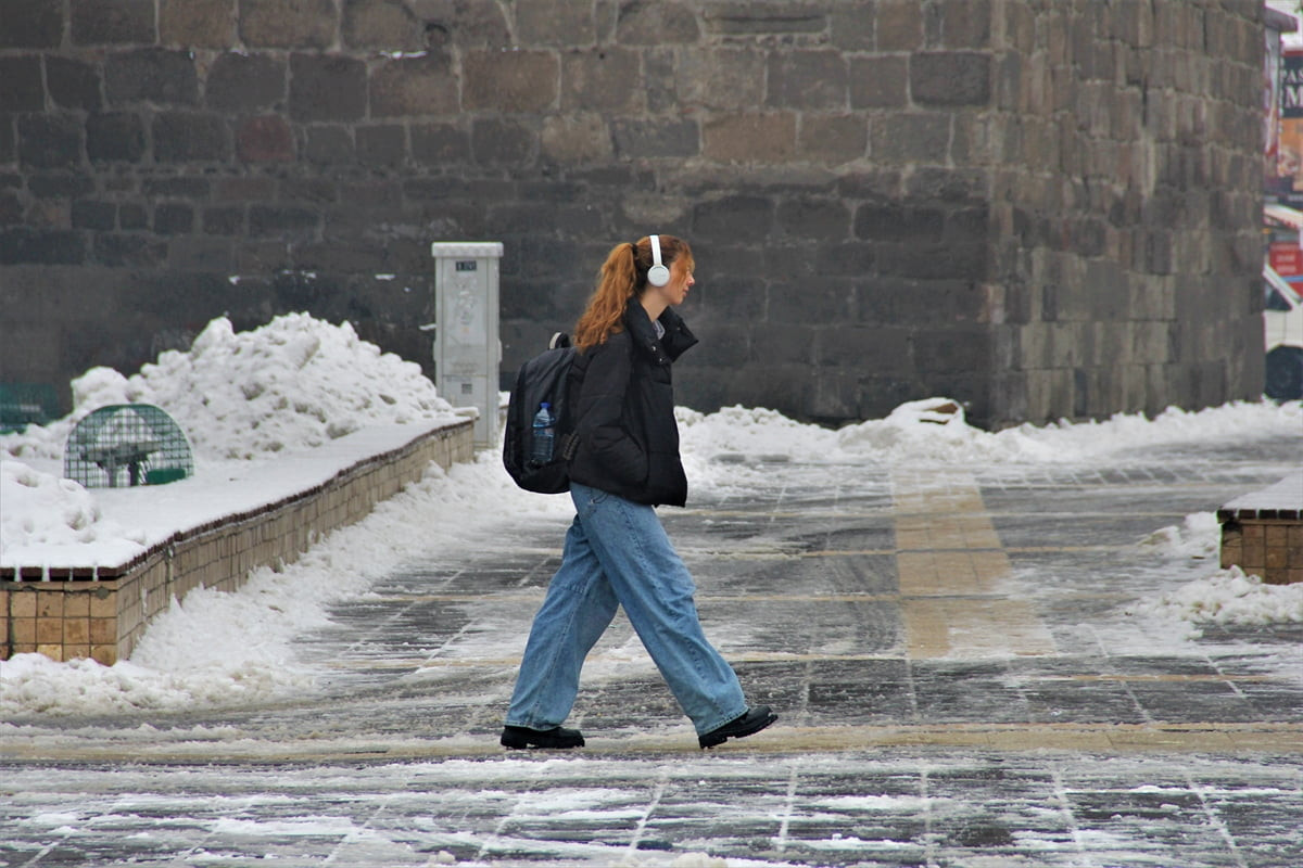 Kayseri'de gece başlayan kar yağışı etkisini sürdürüyor. Sabah saatlerinde işlerine gitmek isteyen...