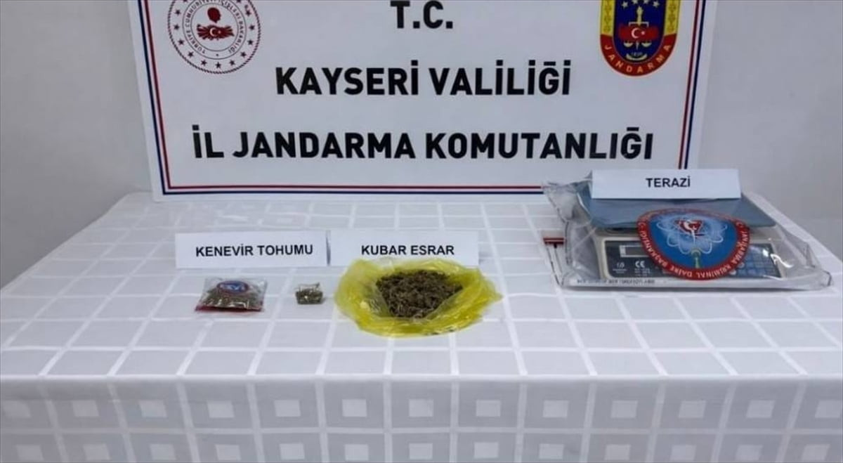 Kayseri'de jandarma ekiplerince düzenlenen uyuşturucu operasyonunda 2 şüpheli gözaltına alındı....