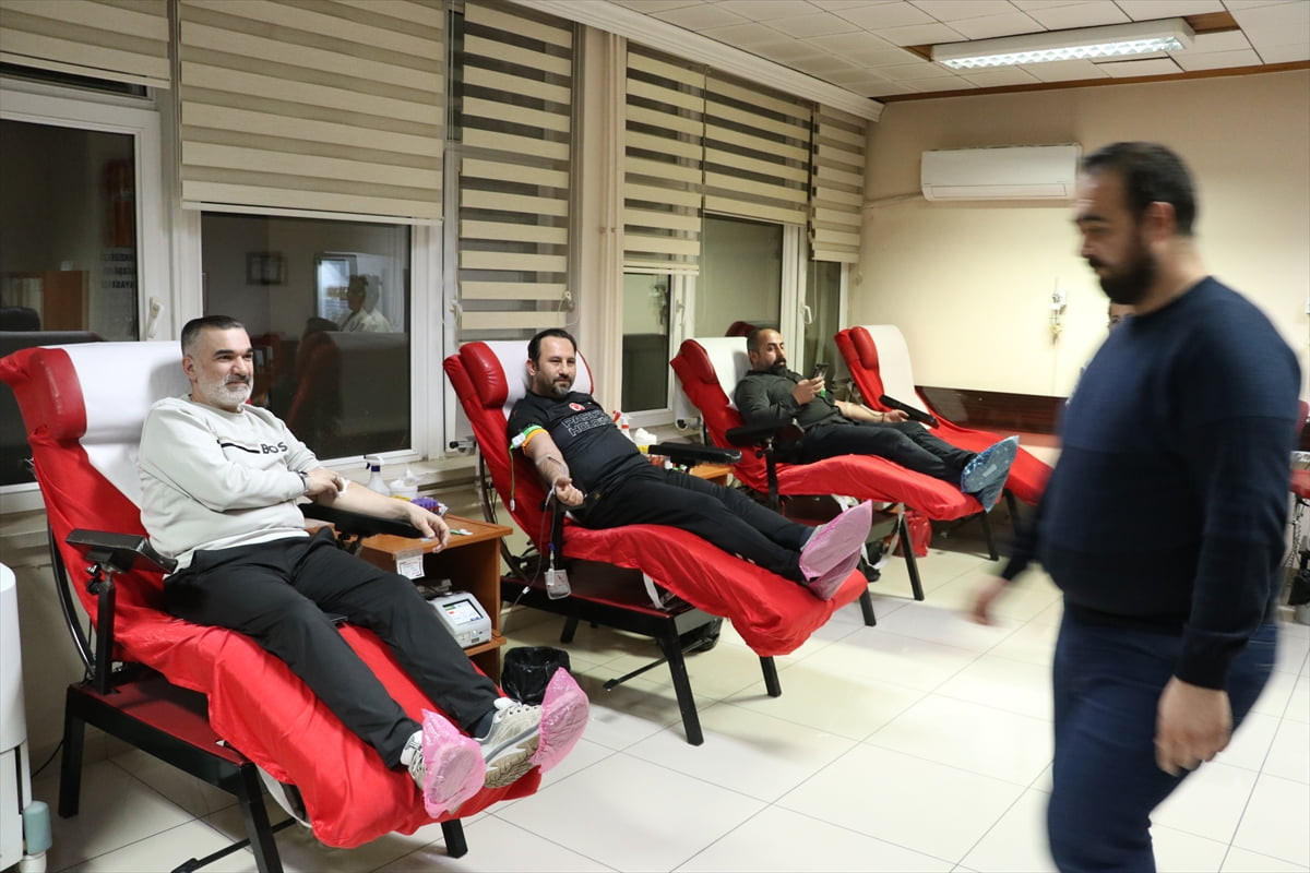 Kayseri'de kanser hastası çocuklar için bir araya gelen Galatasaray taraftarları ile eğitim...