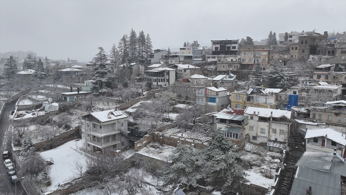 Kayseri'de kar yağışının ardından kent merkezindeki evlerin çatıları, araçlar, cadde ve sokaklar...