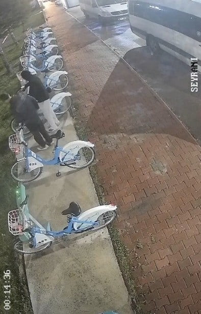 KAYSERİ'DE KENTİN FARKLI NOKTALARINDA BULUNAN İSTASYONLARDAKİ BİSİKLETLERE ZARAR VEREN ŞAHISLAR...