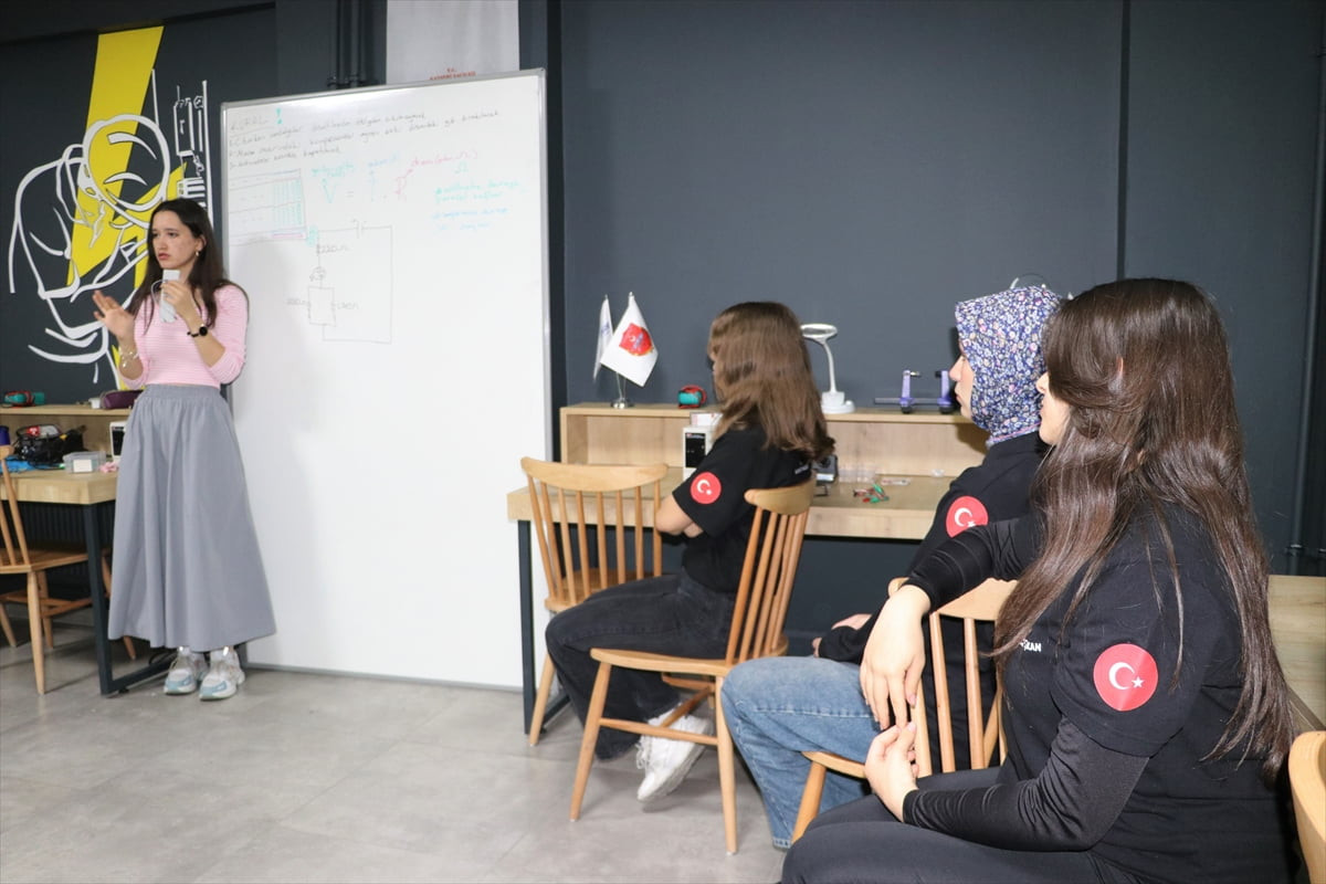 Kayseri'de kurulan Gökyüzü Teknoloji ve İnovasyon Merkezi (GÖKTİM) Akademisi'nde çağın...