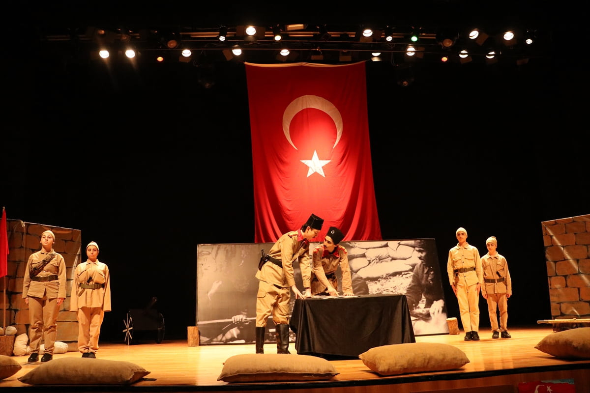 Kayseri'de lise öğrencileri tarafından "Son Nefes Çanakkale" tiyatro oyunu sahnelendi. Farklı...