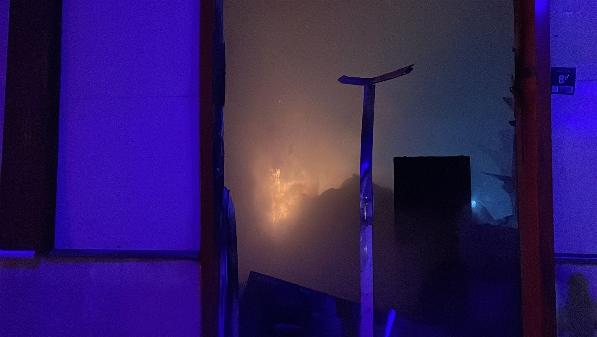 Kayseri'de mobilya üretimi yapılan atölyede çıkan yangın hasara yol açtı.