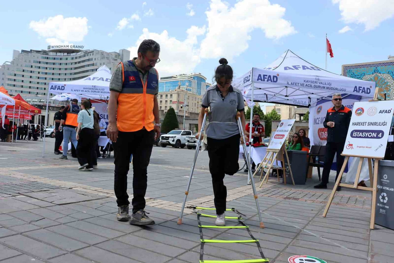 KAYSERİ'DE ÖĞRENCİLER, KURULAN EMPATİ İSTASYONUNDA ENGELLİLERİN YAŞADIĞI ZORLUKLARI YAŞAYARAK...