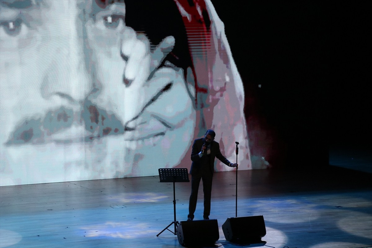 Kayseri'de öğretmenler tarafından hazırlanan "Zamana Yenilmeyen Şarkılar Gecesi"nde sevilen...