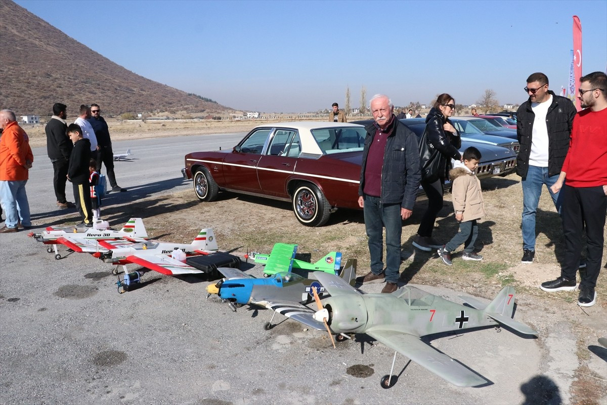 Kayseri'de onlarca klasik araç ve model uçak tutkunu bir araya gelerek gösteri yaptı. Talas...