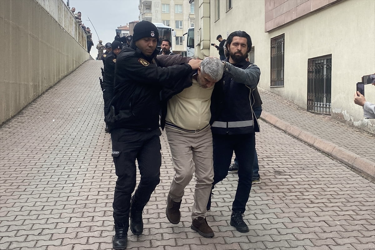 Kayseri'de organize suç örgütlerine yönelik operasyonda gözaltına alınan 9 şüpheli adliyeye sevk...