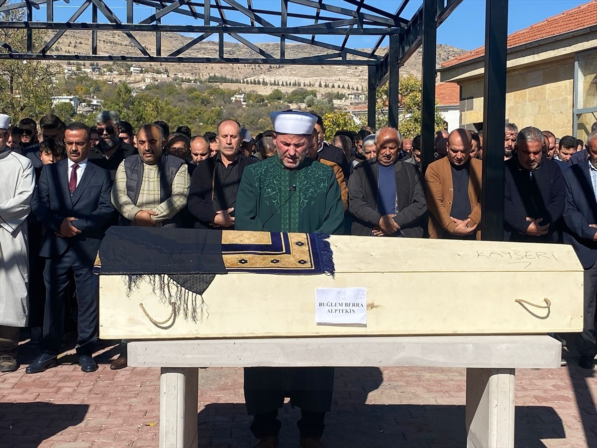 Kayseri'de otomobilin çarpması sonucu hayatını kaybeden 14 yaşındaki çocuğun cenazesi toprağa...