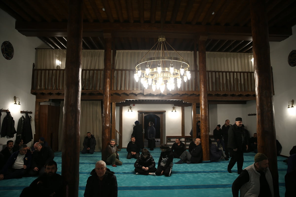 Kayseri'de restorasyonu tamamlanan tarihi Tasmakıran Cami, teravih namazıyla ibadete açıldı.