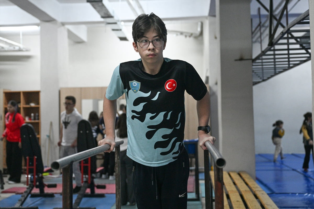 Kayseri'de serebral palsi (beyin felci) hastası 14 yaşındaki Muhammed Ömer Ergin, tekerlekli...