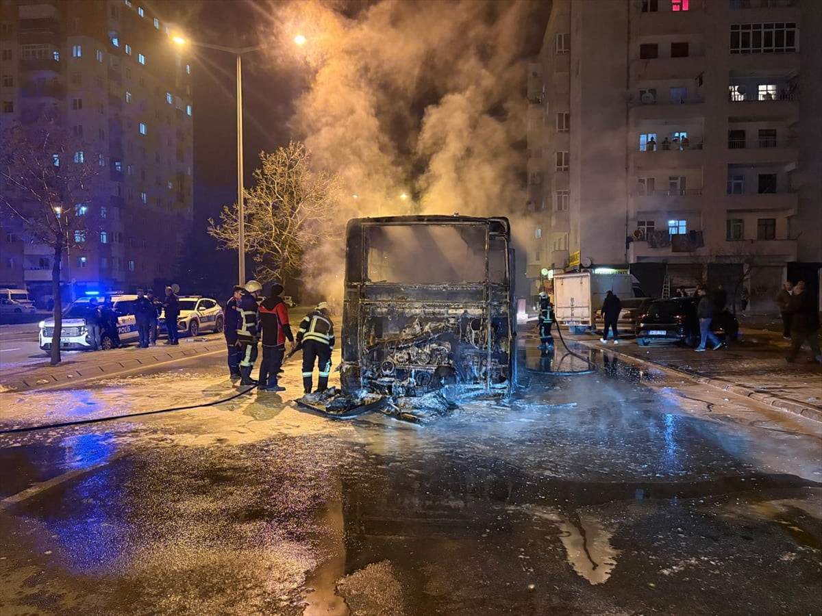 Kayseri'de seyir halindeyken alev alan özel halk otobüsü yanarak kullanılamaz hale geldi.