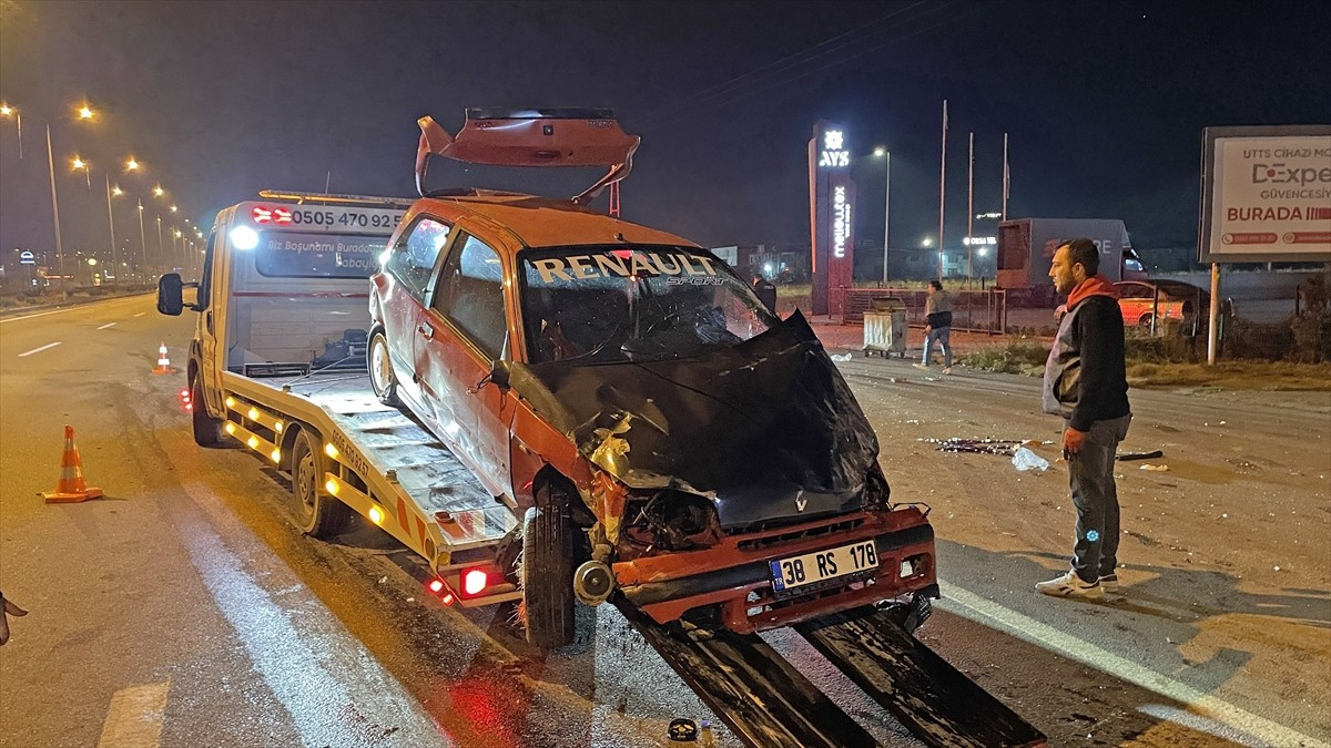 Kayseri'de takla atan otomobildeki 1 kişi hayatını kaybetti 2 kişi yaralandı.