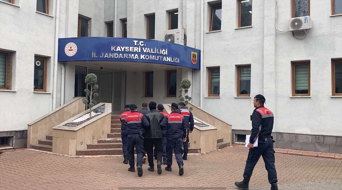 Kayseri'de terör örgütü DEAŞ'a yönelik operasyonda yabancı uyruklu 2 şüpheli gözaltına...