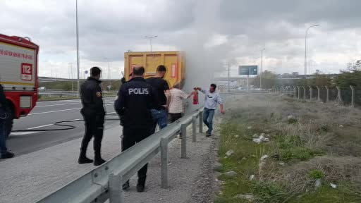 Kayseri'de tırın lastiklerinde çıkan yangın söndürüldü