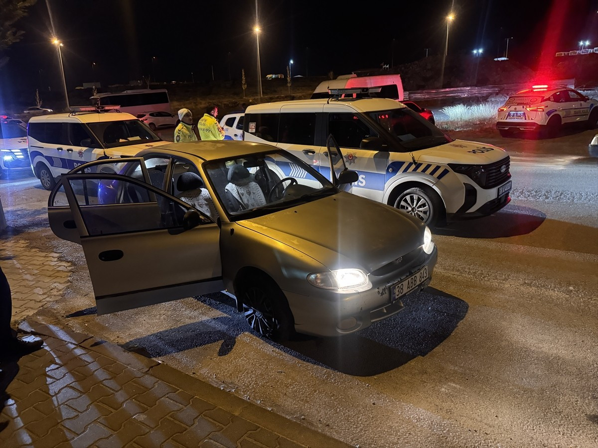 Kayseri'de uygulama yapan polis memuruna çarptıktan sonra kaçmaya çalışan otomobilde bulunan 4...