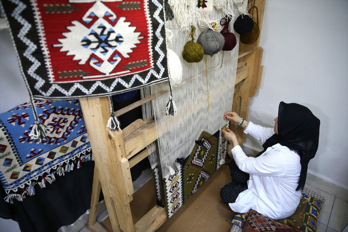 Kayseri'de yaşayan 45 yaşındaki Fatma Alkış, adını memleketinden alan ve 7 yaşında dokumaya...