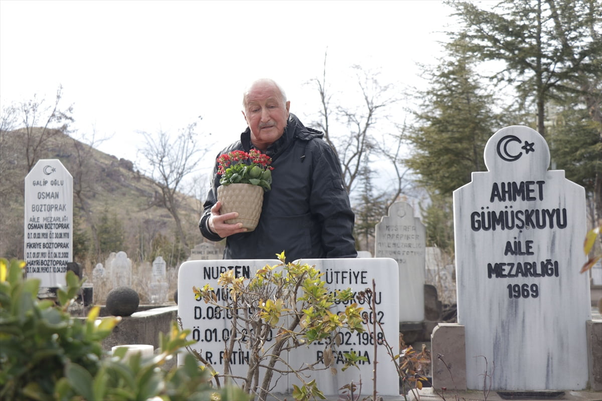 Kayseri'de yaşayan 94 yaşındaki Ahmet Gümüşkuyu, 6 yıl önce kaybettiği eşi Nurten Gümüşkuyu'nun...