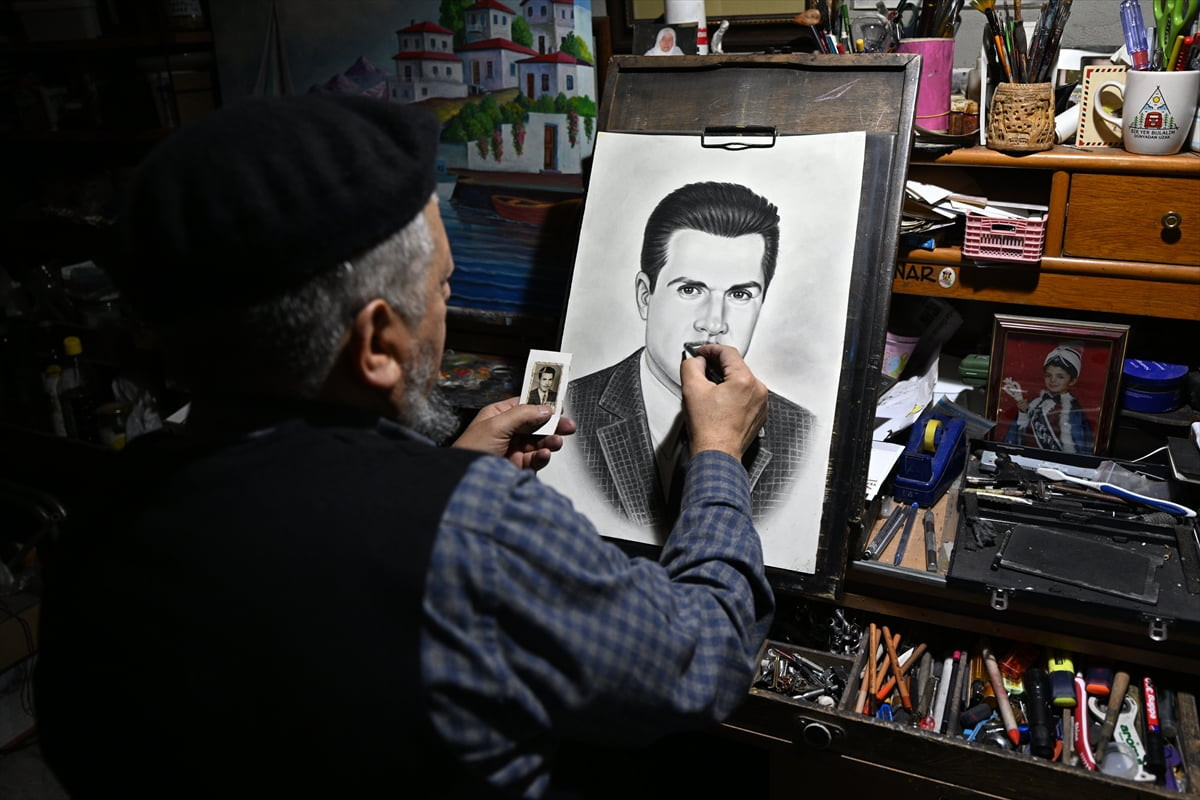 Kayseri'de yaşayan ressam Arif Sami Gürpınar, birçoğunu babasının çizdiği ancak sipariş verenler...