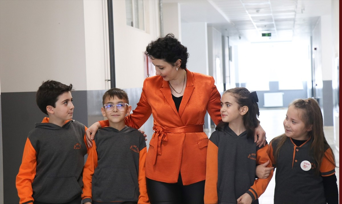 Kayseri'de yaşayan sınıf öğretmeni Mehtap Çatal, dördüncü evre lenf kanserini yenerek bir yıllık...