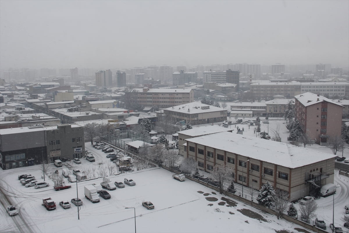 Kayseri'de yoğun kar yağışı etkisini sürdürüyor. Karayolları ve Büyükşehir Belediyesi ekipleri ise...