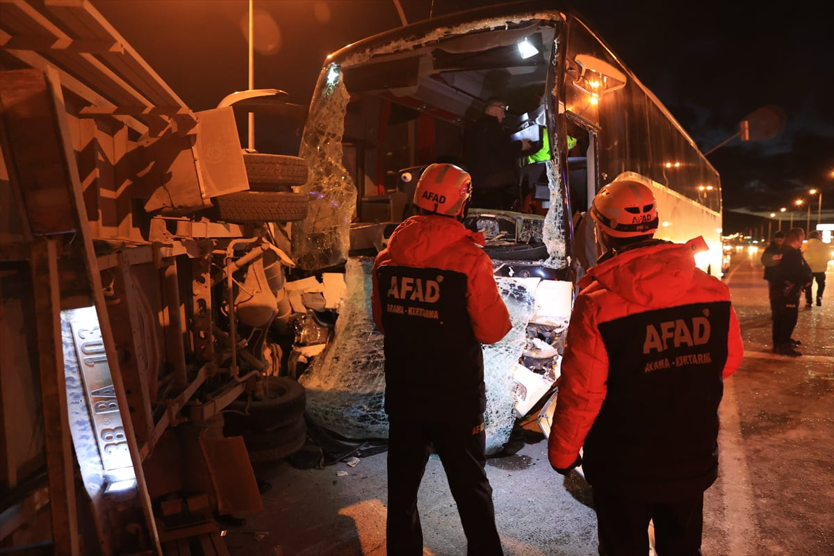 Kayseri'de yolcu otobüsü ile kamyonetin çarpışması sonucu 5 kişi yaralandı.Çevredekilerin ihbarı...