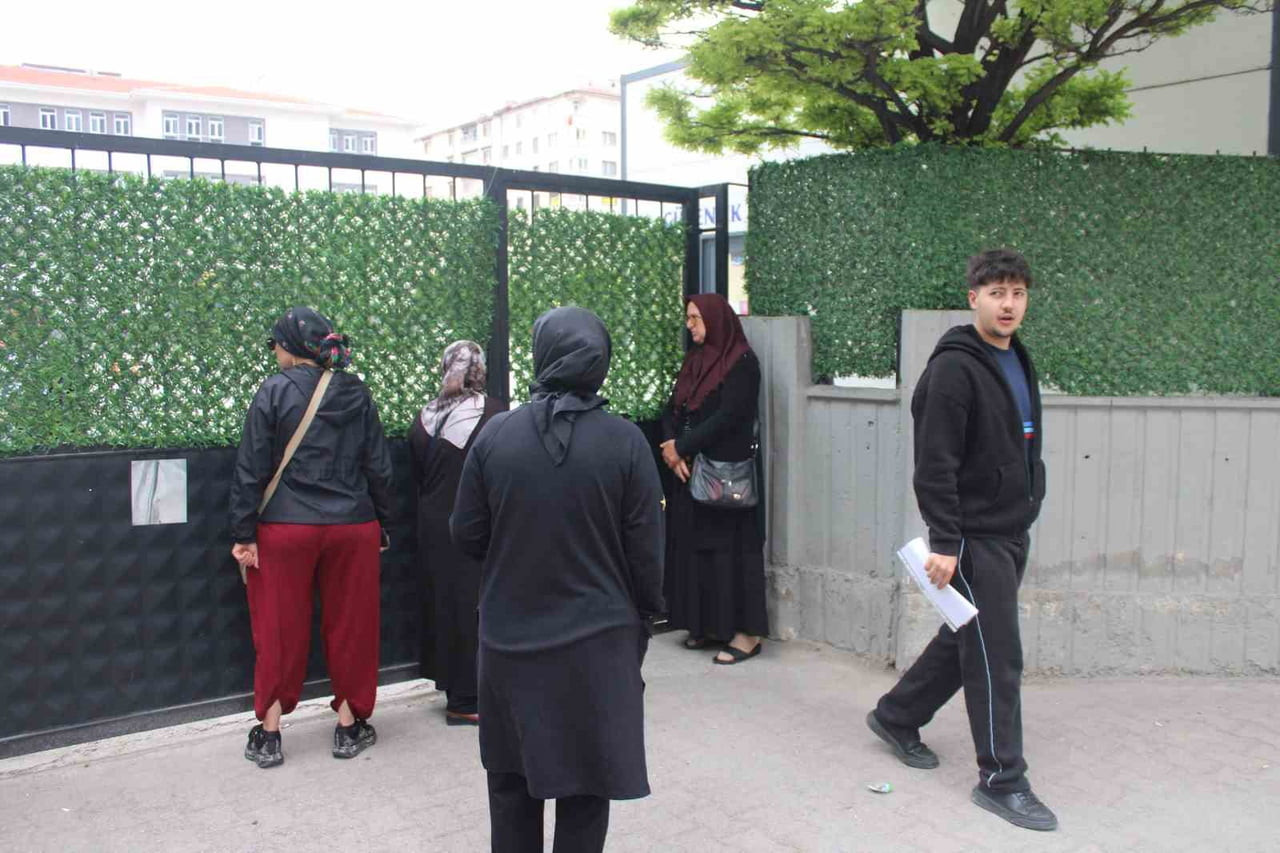 KAYSERİ'DE YÜKSEKÖĞRETİM KURUMLARI SINAVI'NA (YKS) GİRECEĞİ OKULA 2 DAKİKA GEÇ GELEN ÖĞRENCİ...