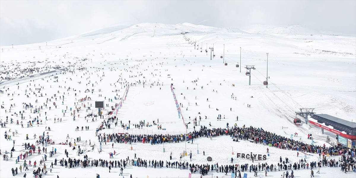Kayseri'deki Erciyes Kayak Merkezi'nde hafta sonu tatilini kayak yaparak geçirmek isteyen...