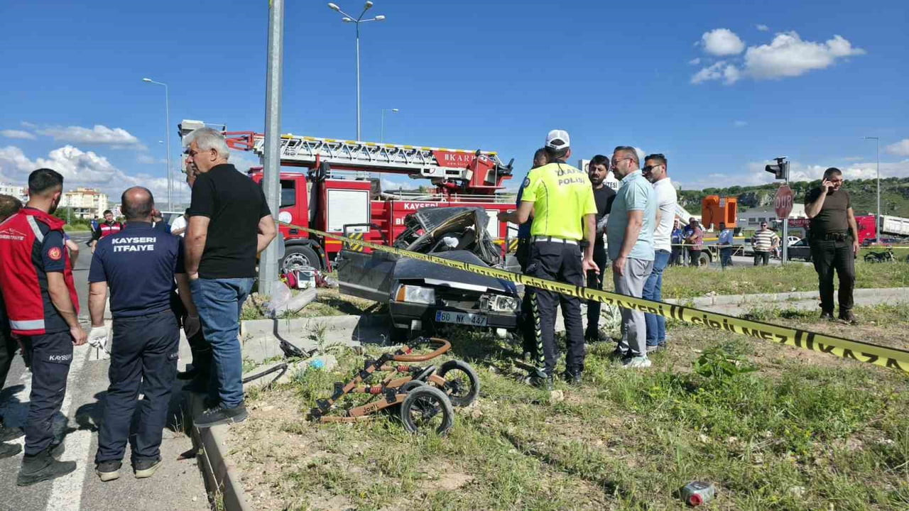KAYSERİ'NİN BÜNYAN İLÇESİNDE İKİ OTOMOBİLİN KAVŞAKTA ÇARPIŞMASI SONUCU MEYDANA GELEN TRAFİK...