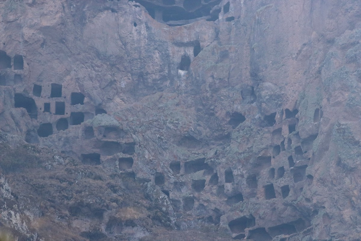 Kayseri'nin Develi ilçesinde dağın yamacına kayalar oyularak inşa edilen Öksüt Kalesi, en az 2 bin...