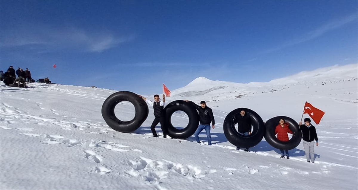 Kayseri'nin Develi ilçesindeki kırsal mahallede yaşayan vatandaşlar, traktörlerinin iç...