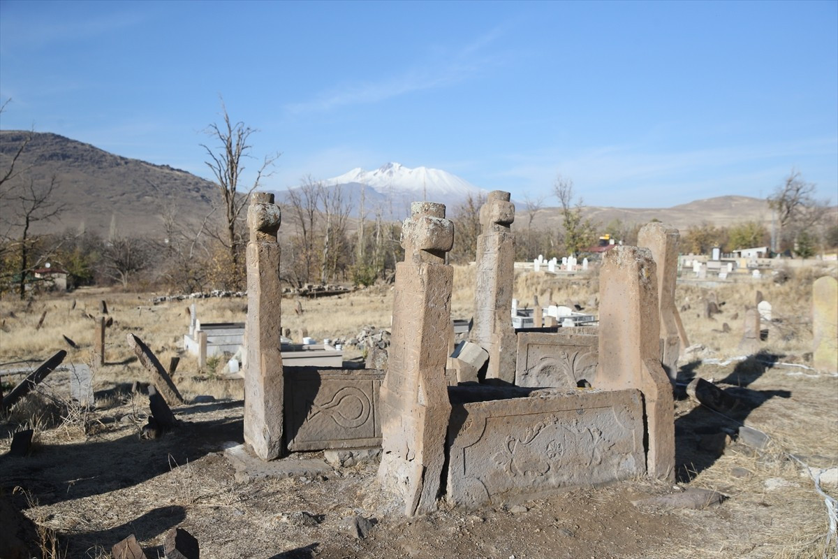 Kayseri'nin Develi ilçesindeki Türk boyları ve Osmanlı Dönemi bezemeli tarihi mezar taşları...