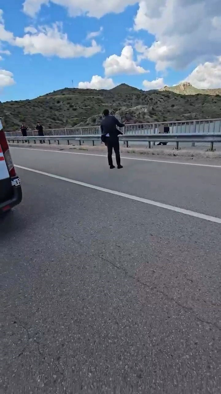 KAYSERİ'NİN FELAHİYE İLÇESİNDE VİYADÜKTEN KIZILIRMAK'A ATLAMAK İSTEYEN ŞAHSI İLÇE KAYMAKAMI M....