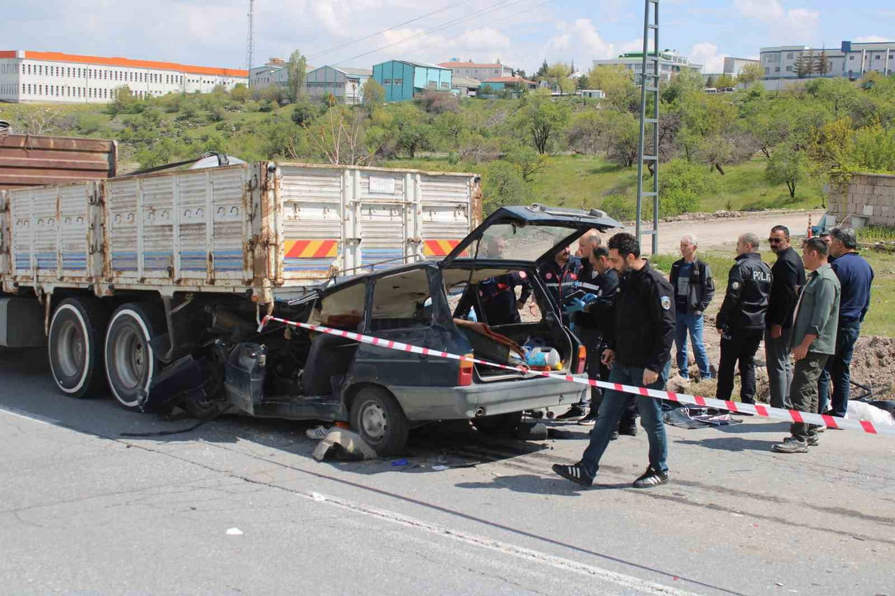 KAYSERİ'NİN HACILAR İLÇESİNDE SEYİR HALİNDEKİ KAMYONUN ALTINA GİREN OTOMOBİLDEKİ 1 KİŞİ HAYATINI...