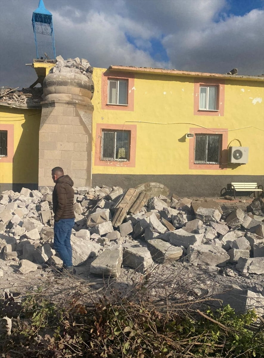 Kayseri'nin Hacılar ilçesinde şiddetli rüzgardan dolayı hasar alan minare, belediye ekipleri...