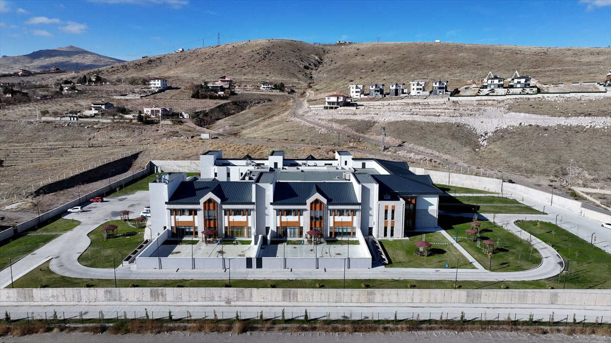 Kayseri'nin İncesu ilçesinde Valilik koordinesinde hayırseverlerce yaptırılan Yeşilay...