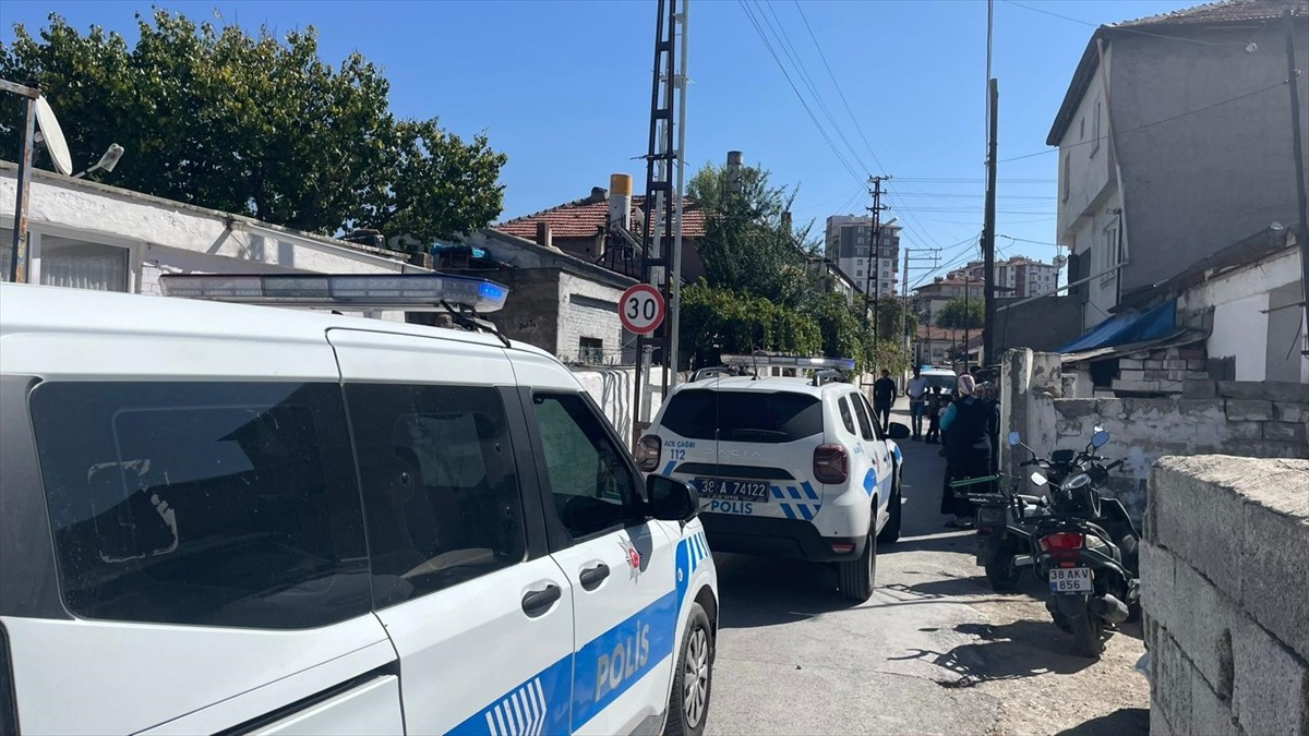 Kayseri'nin Kocasinan ilçesinde 32 yaşındaki kişi evinde ölü bulundu.