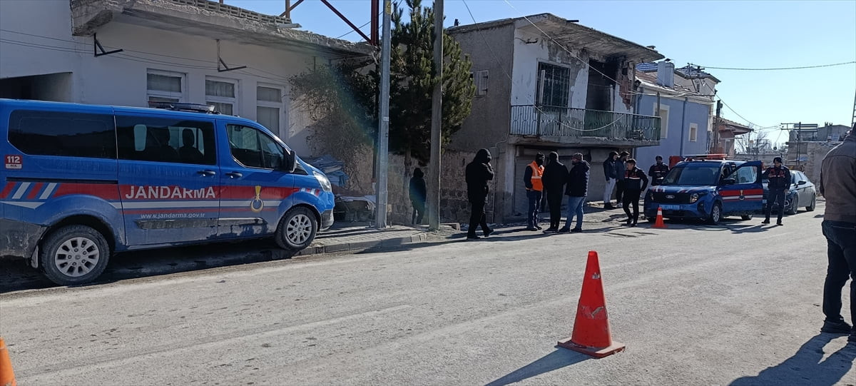 Kayseri'nin Kocasinan ilçesinde alacak verecek meselesi sebebiyle çıkan silahlı kavgada 1 kişi...