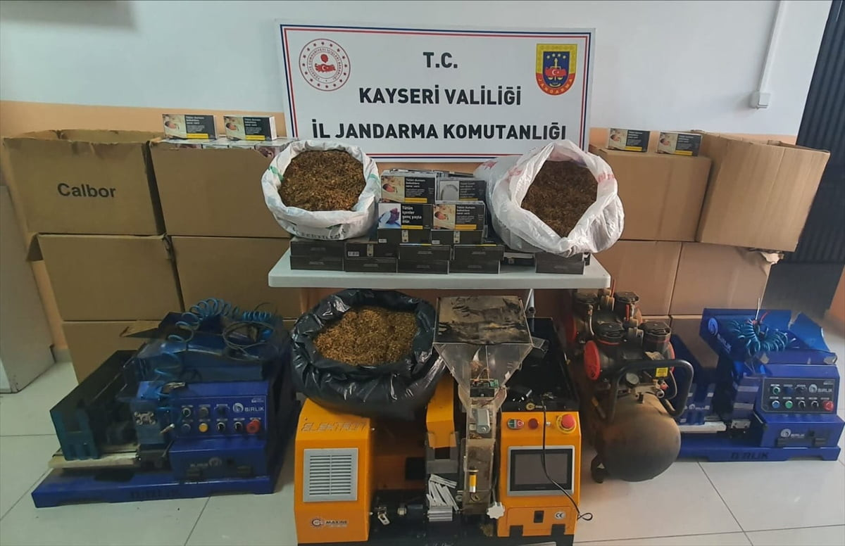 Kayseri'nin Kocasinan ilçesinde bir evde yapılan aramada 131 bin makaron ele geçirildi.