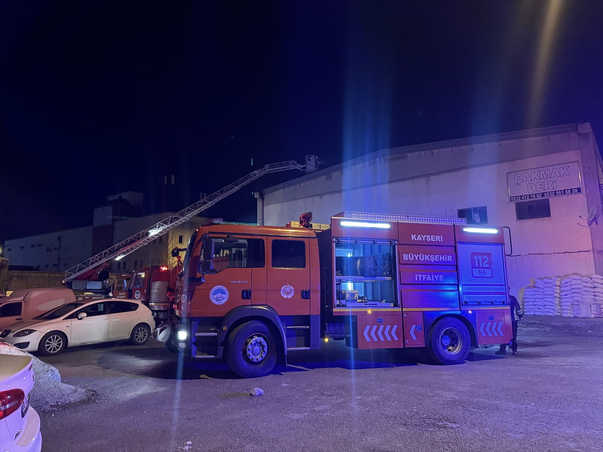 Kayseri'nin Kocasinan ilçesinde et işleme tesisinde çıkan yangın, itfaiye ekiplerince...