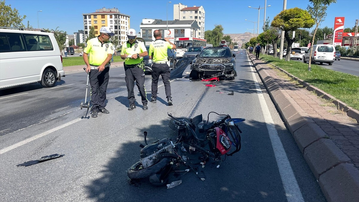 Kayseri'nin Kocasinan ilçesinde otomobille çarpışan motosikletin sürücüsü hayatını kaybetti. Kaza...
