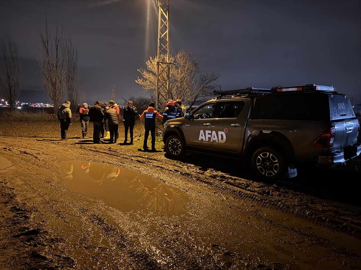 Kayseri'nin Kocasinan ilçesinde sağanağın ardından tahliye kanalı ve devamındaki Karasu Deresi'nin...