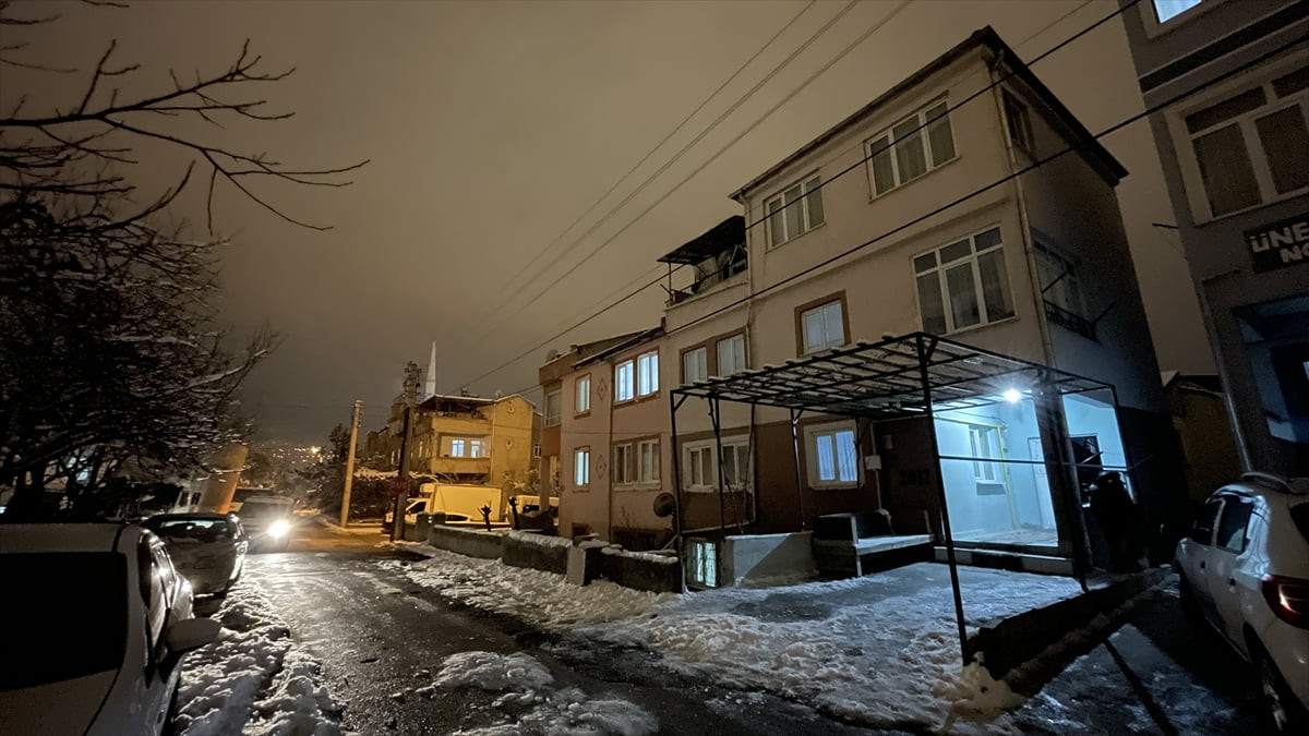 Kayseri'nin Melikgazi ilçesinde 1,5 yaşındaki bebek, evlerindeki yatağında ölü bulundu.